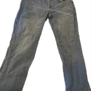Blåa jeans i fint skick! Använda ungefär 5 gånger. Säljer för att det inte är min storlek längre!💘 Passar perfekt nu till hösten och vintern