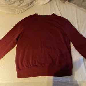 Tröja - Mörk röd/ vinröd tjocktröja från hm Knappt använd