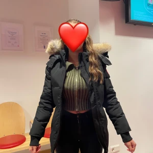 Canada goose jacka - Säljer denna canada goose jacka. Använd max 3 gånger. Storlek S.