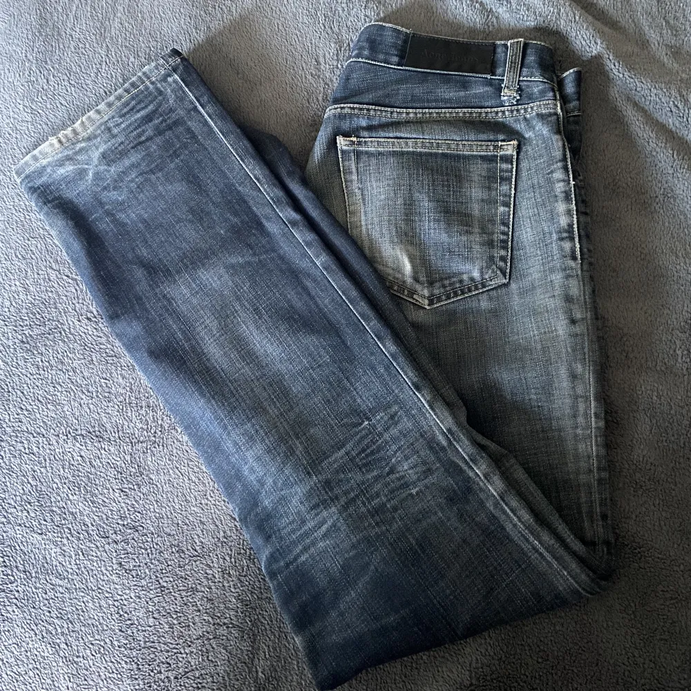 Acne Studios jeans i en straight leg modell i st. 30/32 vilket motsvarar S passar bra i längden på mig som är 167 och bär oftast 36/38 köpta för 3300, hör av dig vid fler bilder elr frågor💕 KÖP DIREKT FÖR: 299🤩. Jeans & Byxor.