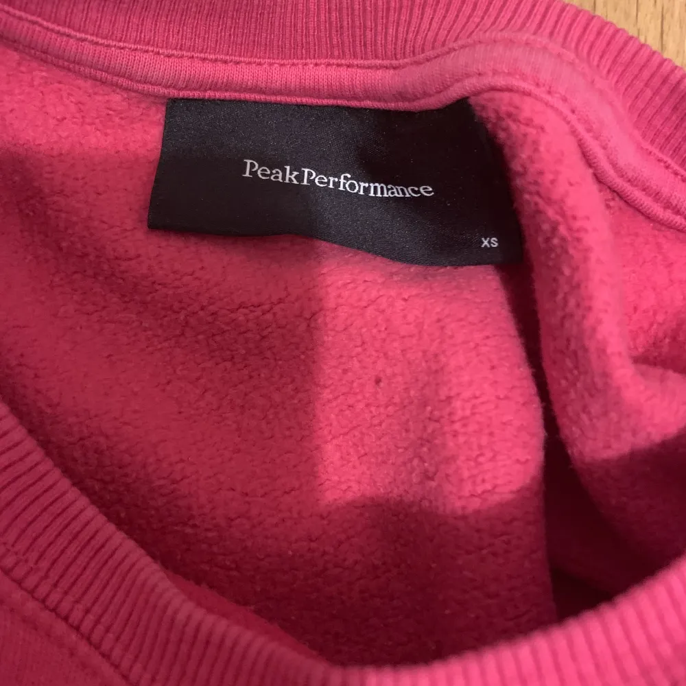 Rosa sweatshirt från peak performance i mycket fint skick bortsett från en liten defekt i baksidan av högerarmen (se bild 2)💕. Tröjor & Koftor.