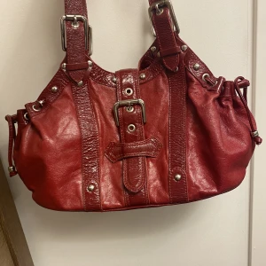 Röd handväska  - Sjukt snygg handväska  Får plats med relativt mycke Vet ej vart den är ifrån 