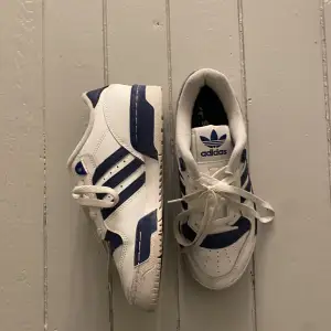 Adidas skor säljs i bra skick! Använda endast en gång. Ordinarie pris 1199kr💞