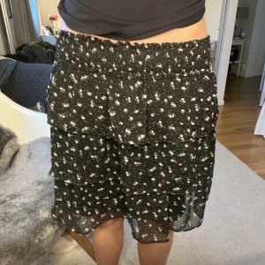 Blommig kjol - Blommig svart kjol med söta blommor. Fint skick🥰🥰