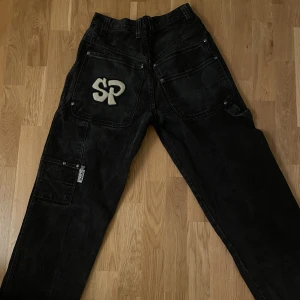 vintage southpole jeans  - min pappas gamla southpoles som tyvärr inte används då jag är för kort för dom :( riktigt feta och baggy!! några små defekter skriv för bild !!