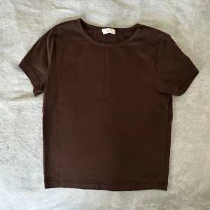 brun babytee  - brun baby tee från gina tricot!🤎 stl m