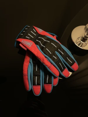 Csgo vice gloves - Hanskar från csgo, helt nya, aldrig använda annat än testat på bilden. Tunn fodring innuti. Onesize. Tar emot prisförslag 