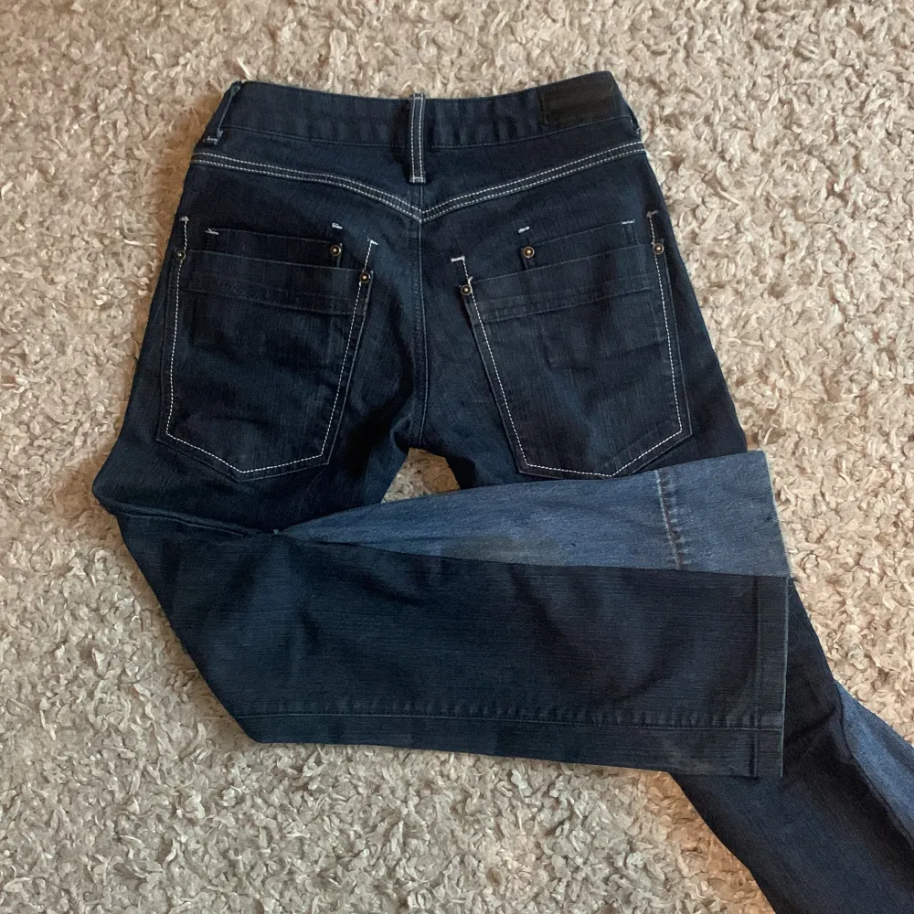 Ett par såå snygga bootcut jeans med jätte coola bakfickor! Har själv sytt om dom från skinny jeans till bootcut så tyget är en aning annorlunda mellan tygen jag använt men annars finns inga defekter. Säljer då jag inte använder dom så ofta. Jeans & Byxor.