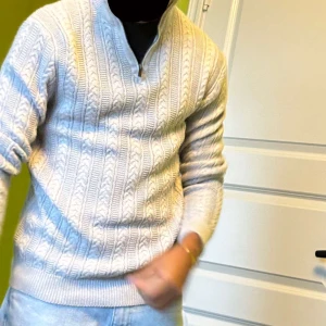 Stickad Grå halvzip tröja - Grå stickad halv zip tröja , vet tyvärr inte märket för lappen är borta , förutom lappen så är den i väldigt bra skick , inga slitningar eller annat. 