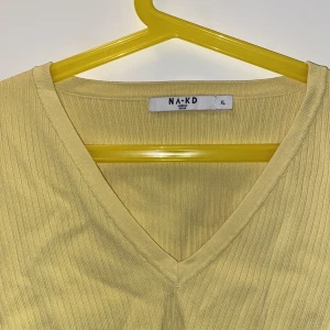 Långärmad topp - Som ny. Gul långärmad  ribbad topp, cropped. 