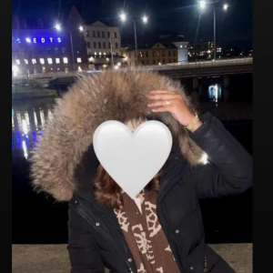 Hollies Subway - Säljer nu min fina vinterjacka. Storleken 32 men passar även 34/36. Pälskragen är av räv päls, väldigt stor och fluffig men går att ta bort också. Säljer för 3500 då jag bara har använt den 1 vinter och köpt för 5299 men kan gå ner i pris vid snabbköp.💕
