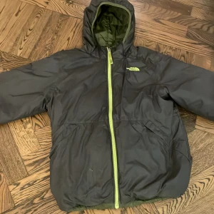 The north Face jacka  - Det är en the north Face jacka äkta som man kan använda åt båda hållen med två olika färger 