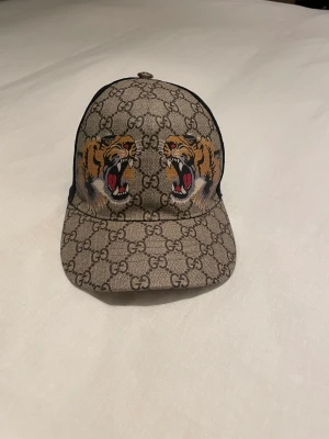 Gucci keps tiger - Gucci keps i storlek 5. I princip aldrig använd och kommer med kvitto och coa. Kan sälja med Gucci påsen om önskas 