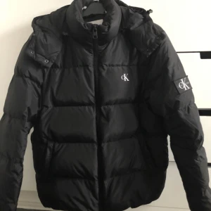 Calvin Klein  - Calvin Klein Jacka, Frågor besvaras i Dm! 