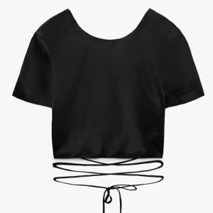 Glansigt tvådelat set - Tvådelat set från Zara i glansigt material med fin passform. Helt oanvända. Toppen är i strl L men passar mig som vanligtvis är S/M pga ingen stretch. Kjolen kan väljas i M eller L, även dessa upplevs vara något mindre i storleken pga ingen stretch. 