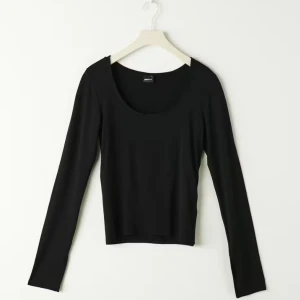 Basic svart long sleeve  - Säljer även i vit likadan!  Toppen är från gina tricot och är det perfekta basplagget 😻 Inget slitage eller annat. Kontakta mig om du har frågor eller funderingar 🤍