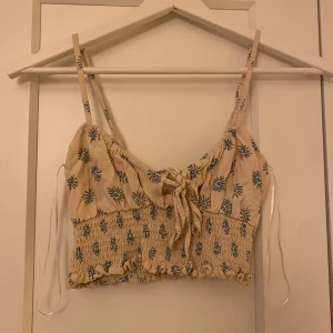 Blommigt linne - Söt blommig sommartopp från Pull&Bear. Storlek S. 