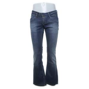 Snygga lågmidjade bootcut jeans från Sellpy som va helt nya!! Skriv för frågor! Säljer pga de va lite för långa💓