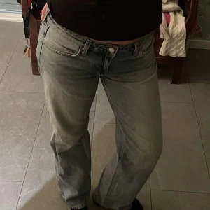 Weekday jeans  - Lågmidjade blåa jeans från weekday, kom privat vid eventuella frågor ❤️