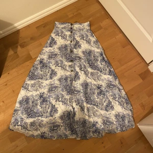 Kjol i snyggt mönster - Nyskick, använd 2 gången för 3 år sen. Maxi kjol från H&M, storlek 34. 