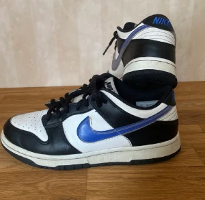 Nike dunk  - Köpt från Nike hemsida  Inget kvitto eller box kvar  Creesade men väldigt bra skick Nyköpta för 1200kr  Kom med pris förslag 