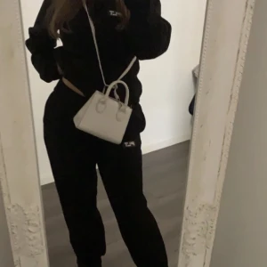 Mjukis set  - Från pretty little thing, använt fåtal gånger utmärkt skick. Säljer både mjukis byxor och tröja för 399 . 