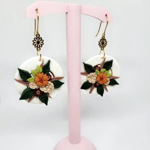 Handgjorda örhängen  - Superfina handjorda örhängen i polymerlera.  Själva hängen är i rostfritt stål och pläterat i guld, nickelfria!  Går att byta till plast eller clips om så önskas