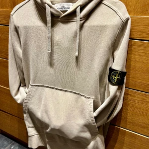 Stone Island - ÄKTA Stone Island hoodie i storlek S. Inköpt på NK i Göteborg 2019. 