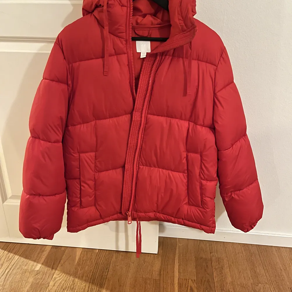 Säljer denna röda jacka från hm. Knappt använd så i mycket fint skick. Kan skicka fler bilder på hur den ser ut. Köparen står för jackan+frakt.❤️. Jackor.
