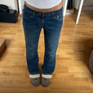 Så snygga lågmidjade lite baggy jeans från levis strauss😍 Jag är 177cm💕 Midjemått:88cm Innerben: 82cm