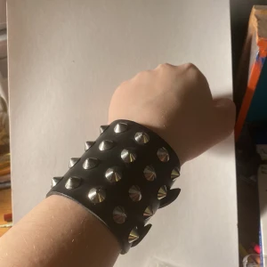 Nitarmband  - Svart nitarmband