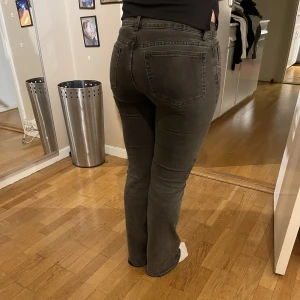 HM Jeans - Har sprättat upp båda Jensen då dom var för korta, annars är dom i bra skick. Förutom på dom svart jeansen där det är en lim fläck. Säljer dom blåa för 150kr och dom svarta för 100kr. Om du köper båda får du som för 200kr