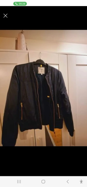 Boomerangjacka 36 - Mörkblå med gula detaljer. Mycket bra skick å sitter sååå fint på