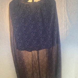 Midi sommar kjol  - Blå blommig sommar kjol. Ny skick. Storlek S   