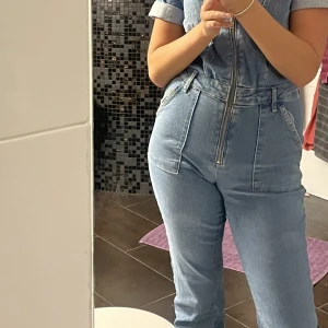 Jeansbyxdress - Superfin jeansbyxdress från mango som tyvärr inte kommer till användning längre! Nypris 749kr, kom med egna bud med rätt till att neka!