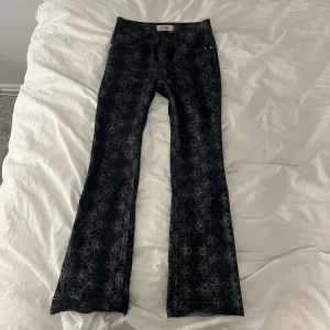 Low waist jeans - Jeans med coolt mönster som blänker/skimrar. Jättebra skick knappt använda, märket är Mos Mosh!! Säljs då dem är lite korta på mig