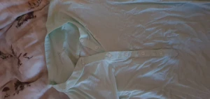 Tröja - En vanlig tröja som kan andvändas till olika saker exempel träning pyjamas och till vardagen💞 och är turkosa 