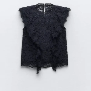 Zara Spets blus  - Säljer min marinblå spetsblus från zara, super fin och i ny skick. Endast använd ett fåtal gånger 💕💕 skriv för fler bilder osv!