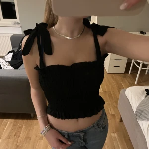 sommar toppar - 50kr för 1 90kr för 2 120kr för 3 alla toppar är sparsamt använda, inte slitna alls och i ett skönt material. S i alla