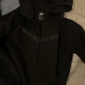 Nike tech  - En tjej version av den svarta Nike tech som inte är till användning. Används några gånger små små skador som inte syns 