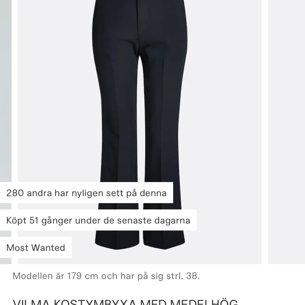 Superfina kostymbyxor orginalpris 499 de är i väldigt gott skick 🤍säljer de pg att de är lite stora💗de funkar även som en storlek 34 om man vill ha de mid waist 💕priset kan diskuteras 💗byter gärna emot samma Low waist modellen i 34/36❤️. Jeans & Byxor.