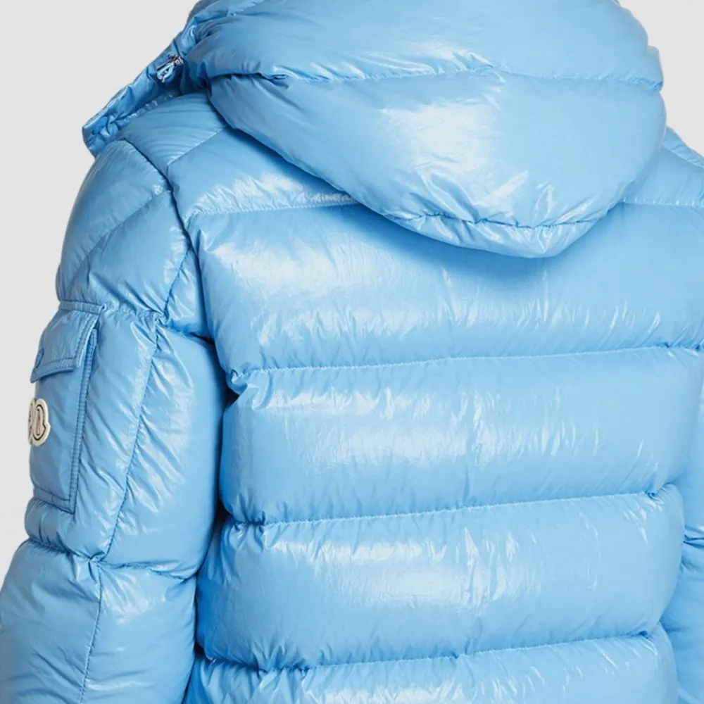 Helt ny moncler jacka fick den i present det finns kvitto och den är helt ny har knappt använt den och nfc knappen fungerar båda vid moncler märktes i armen och det finns Scan . Jackor.