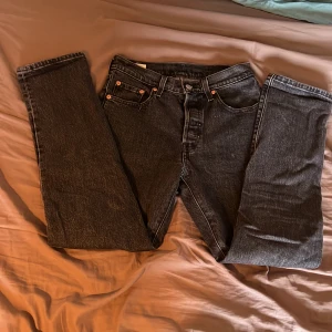 Gråa Levi’s jeans - Snygga levis i bra kvalité, säljer pga kommer ej till användning. Använda 3-4 ggr tror jag. Minns inte nypriset men gissar runt 500. Priset är diskutterbart, vill bli av med allt! 🫶