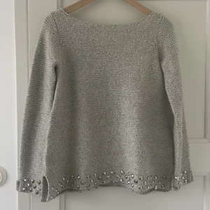 Tröja - Galet cool o mysig stickad tröja med nitar!!! Från Zara men helt slutsåld! Storlek M, kom privat för intresse💗