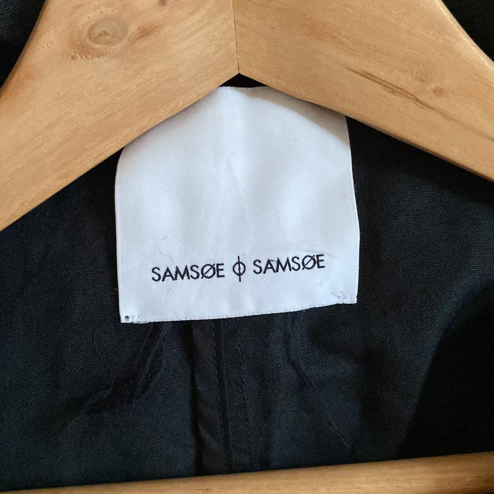 Samsoe Samsoe rock i en svart färg med luva.  Rocken är mycket tunn och är i materialet linne Märkbart slitage . Jackor.