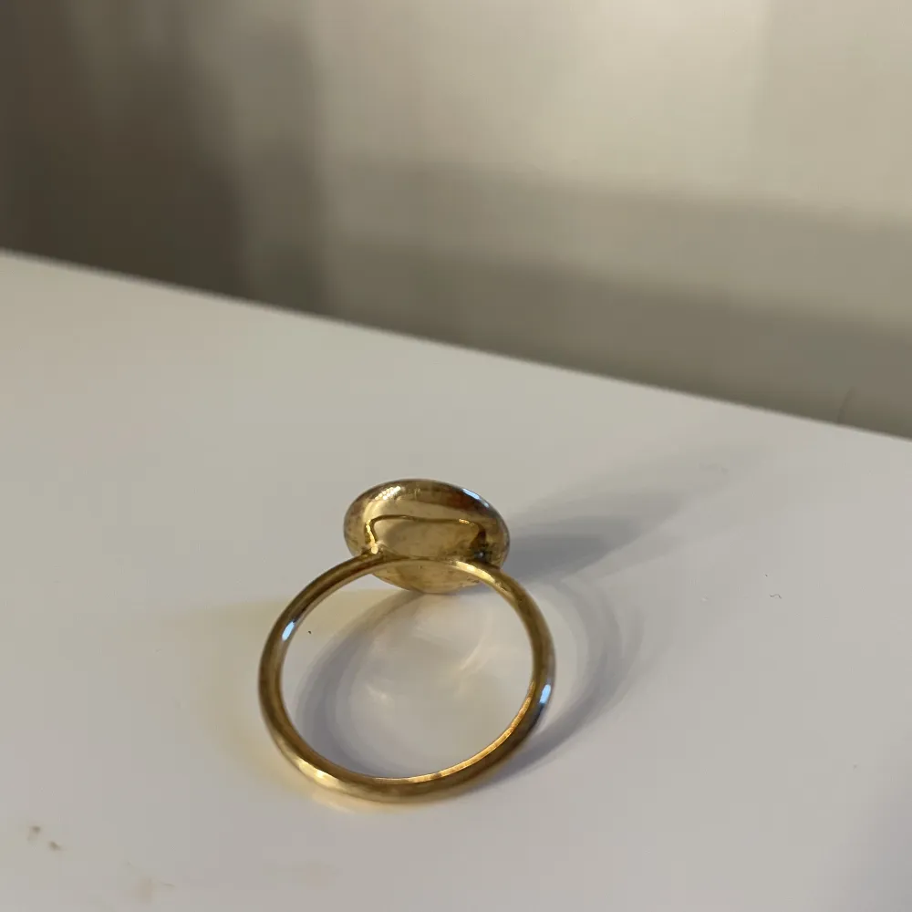 Fin Marc Jacobs ring i guld, lite guld har försvunnit på baksidan av ringen men det är inget som syns när den är på. Skriv för fler bilder och frågor. Accessoarer.