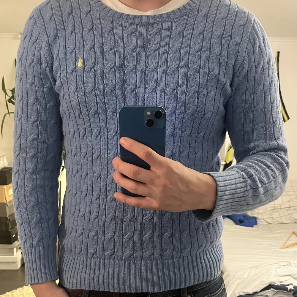 Säljer en Cable-Knit Cotton Sweater från Polo Ralph Laurent i ljusblå färg. . Stickat.