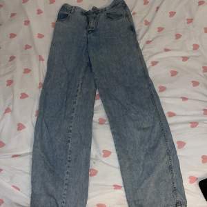 ett par wida jeans som jag köpt från YesStyle. De är i Storlek M och är inte lowrise men inte super high rise heller🌸 knappen är lite lös annars är de i bra skick:) Jag är 176 och de är lite korta på mig.