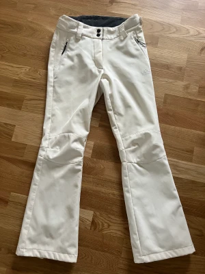 Vita skidbyxor - Vita skidbyxor från mcKinley, storlek 36 men skulle säga 34-36.