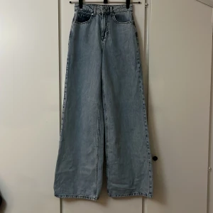 Jeans - Vida, blå jeans som aldrig kommit till användning, helt oanvända bara testade. Säljer på grund av att de är för små i midjan. 